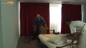 Porno film - Dikke zakenvrouw laat zich wit kalken door twee schilders Porno film - Dikke zakenvrouw laat zich wit kalken door twee schilders