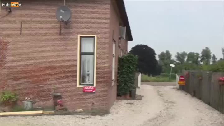 Rijpe milf Romi krijgt een DP in de tuin