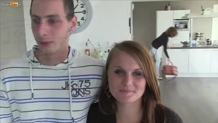 Amateur stelletje wil een trio met een pornosterretje
