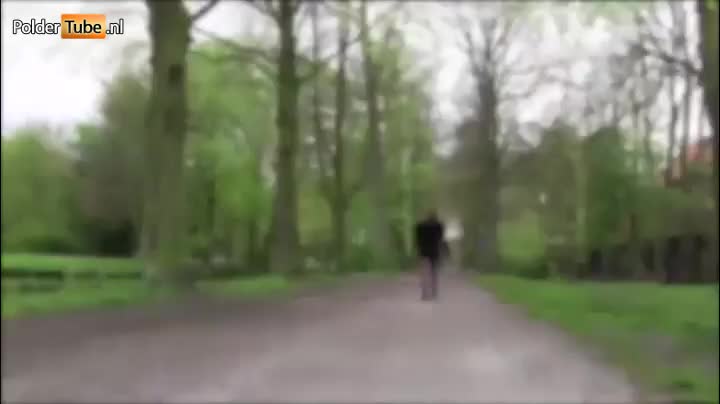Geil sletje laat zich graag bespieden in het park